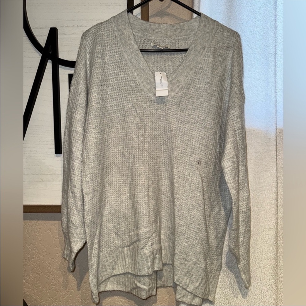 American Eagle knit Gray V-Neck Sweater new (XL)